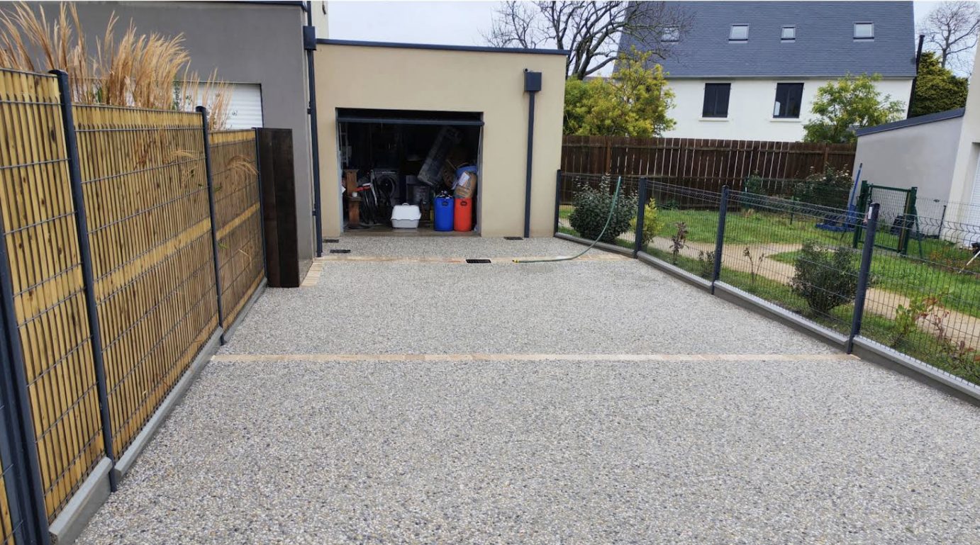 Après terrassement Delemartp : entrée en enrobé, clôture bois et portail neuf en Ille-et-Vilaine