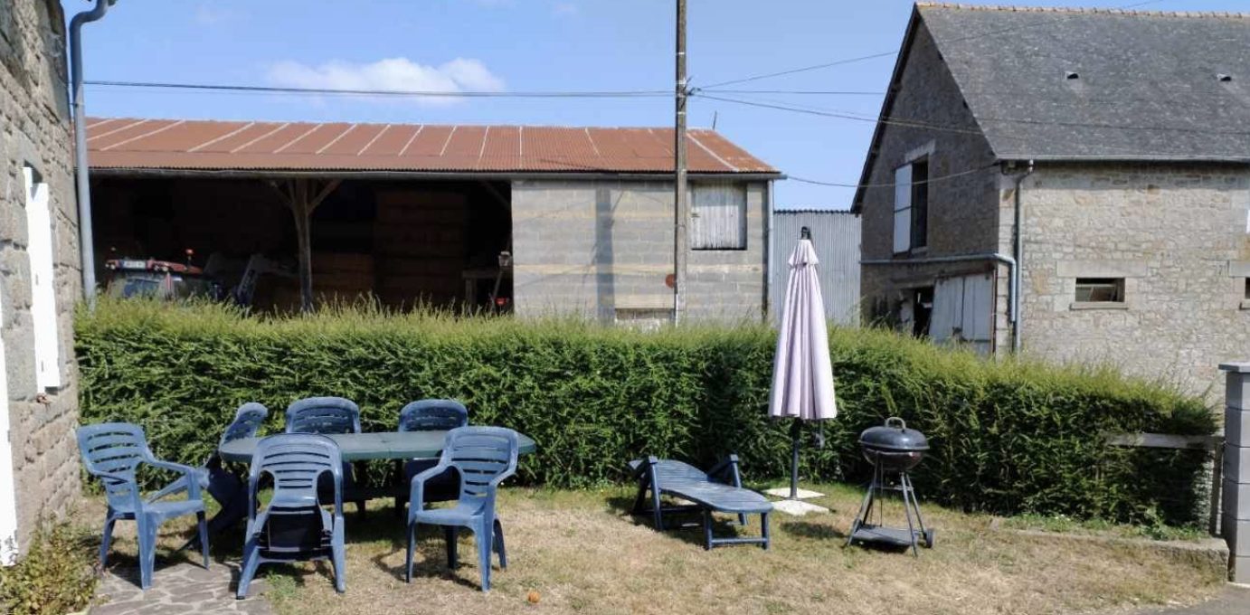 Avant aménagement extérieur : cour en herbe avec mobilier de jardin défraîchi