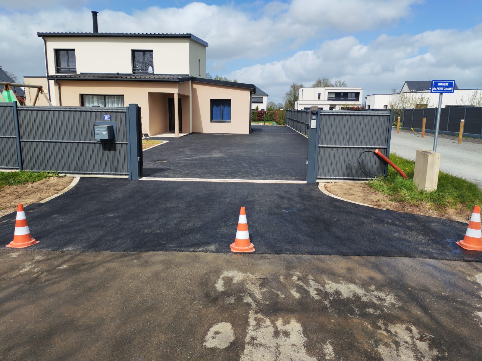 Cour en enrobé avec portail battant et bordures — aménagement extérieur Delemartp, Ille-et-Vilaine