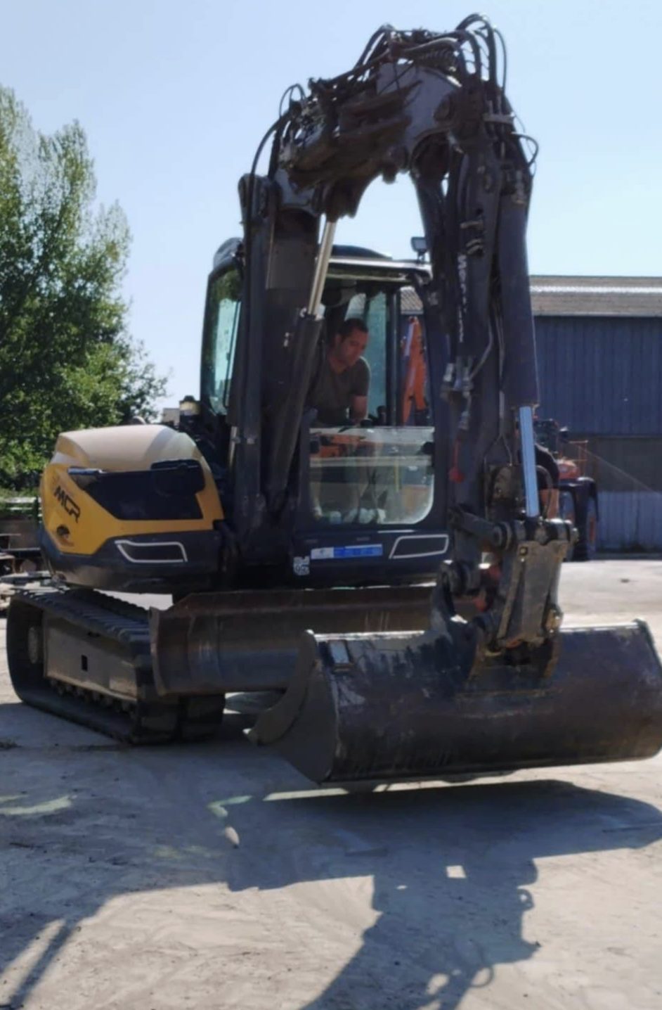 Mini-pelle Mecalac de l'entreprise de terrassement Delemartp à Romazy, Ille-et-Vilaine