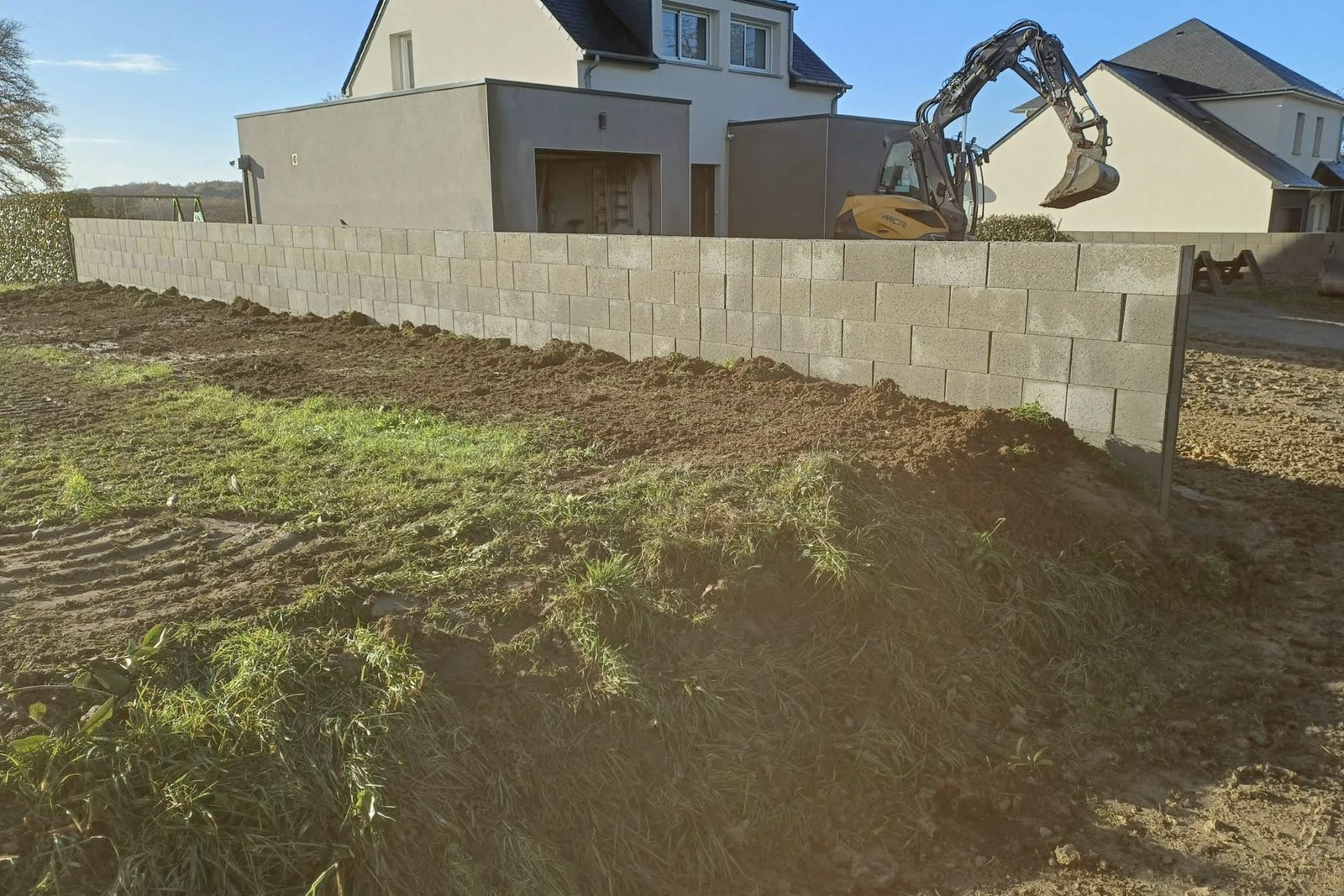 Mur de soutènement en parpaings avec mini-pelle — chantier de terrassement Delemartp en Ille-et-Vilaine