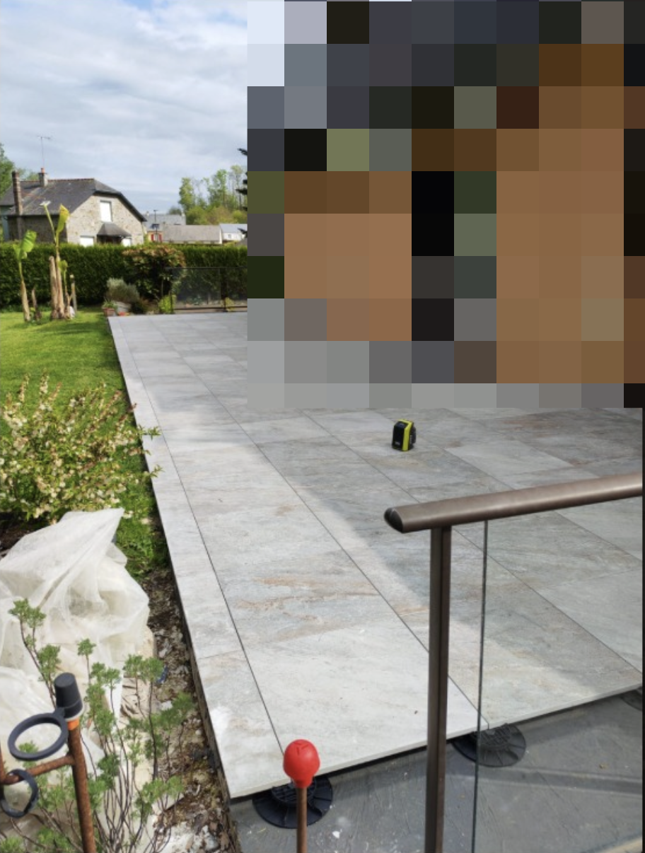 Terrasse en carrelage grand format sur plots avec garde-corps verre — aménagement extérieur Delemartp en Ille-et-Vilaine